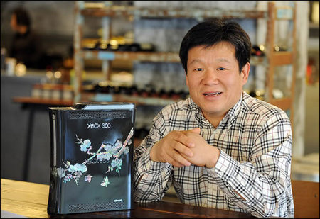 Korean Xbox thumb 450x309 Bill Gates gifts Xbox inlaid with traditional Korean mother of pearl to Korean President