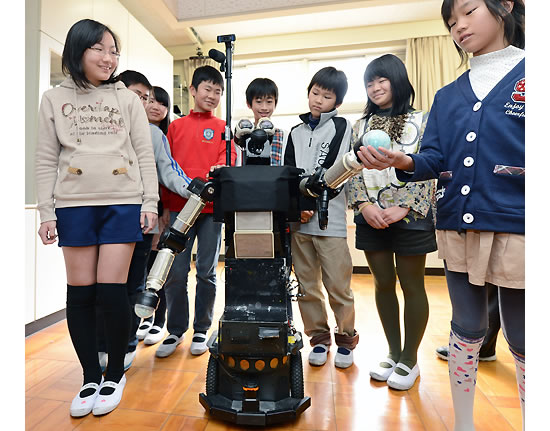 Robovie talking robot joins science class at Higashihikari Elementary School in Japan Talking robot Robovie Robovie talking robot joins science class at Higashihikari Elementary School in Japan