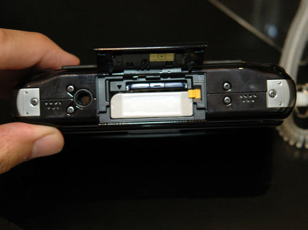 finepix_3d_w1_bottom.jpg