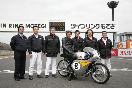 honda_rc142_team.jpg